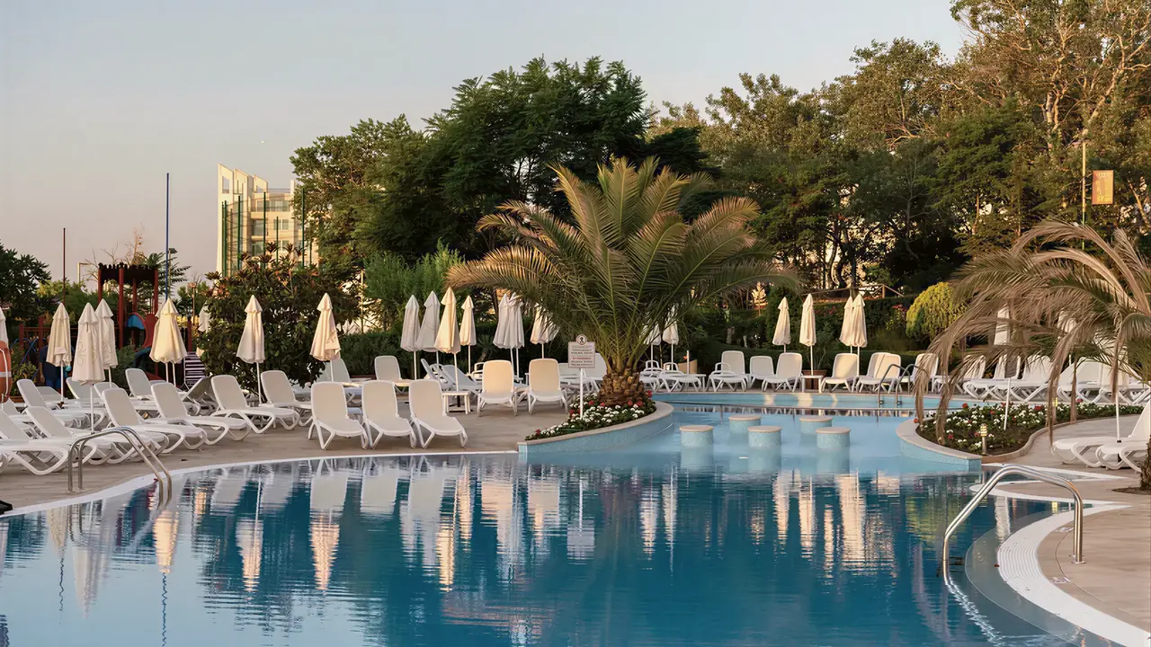 Basen z leżakami w hotelu Sentido Neptun Beach