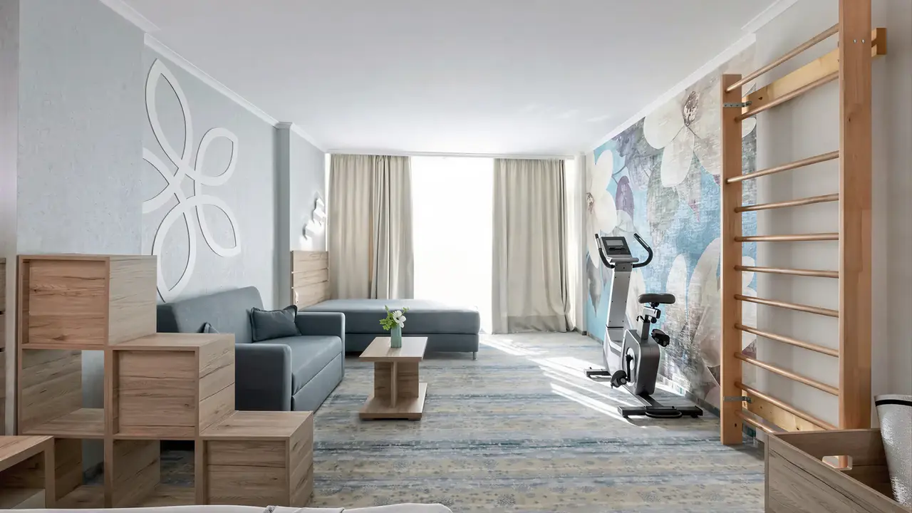 Nowoczesny pokój z sprzętem fitness w Sentido Neptun Beach