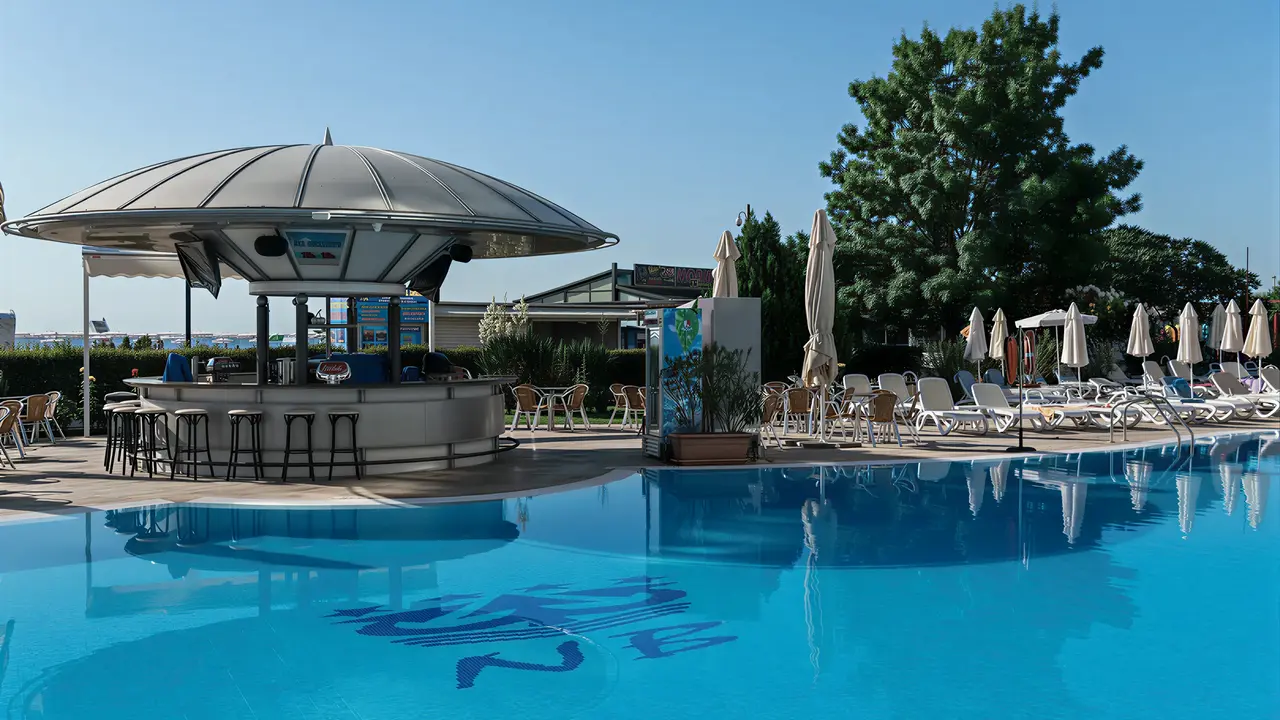 Bar przy basenie w hotelu Sentido Neptun Beach