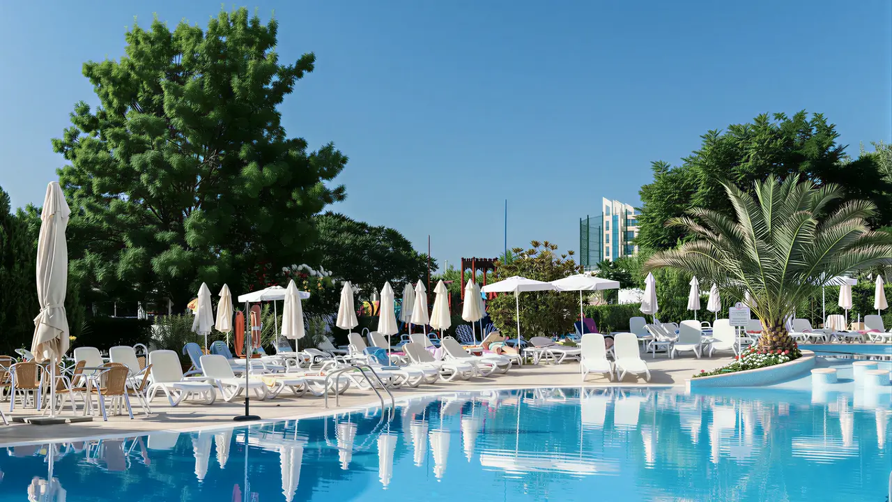 Basen z leżakami i parasolami w Sentido Neptun Beach