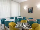 Sala gier w Sentido Neptun Beach z szachami