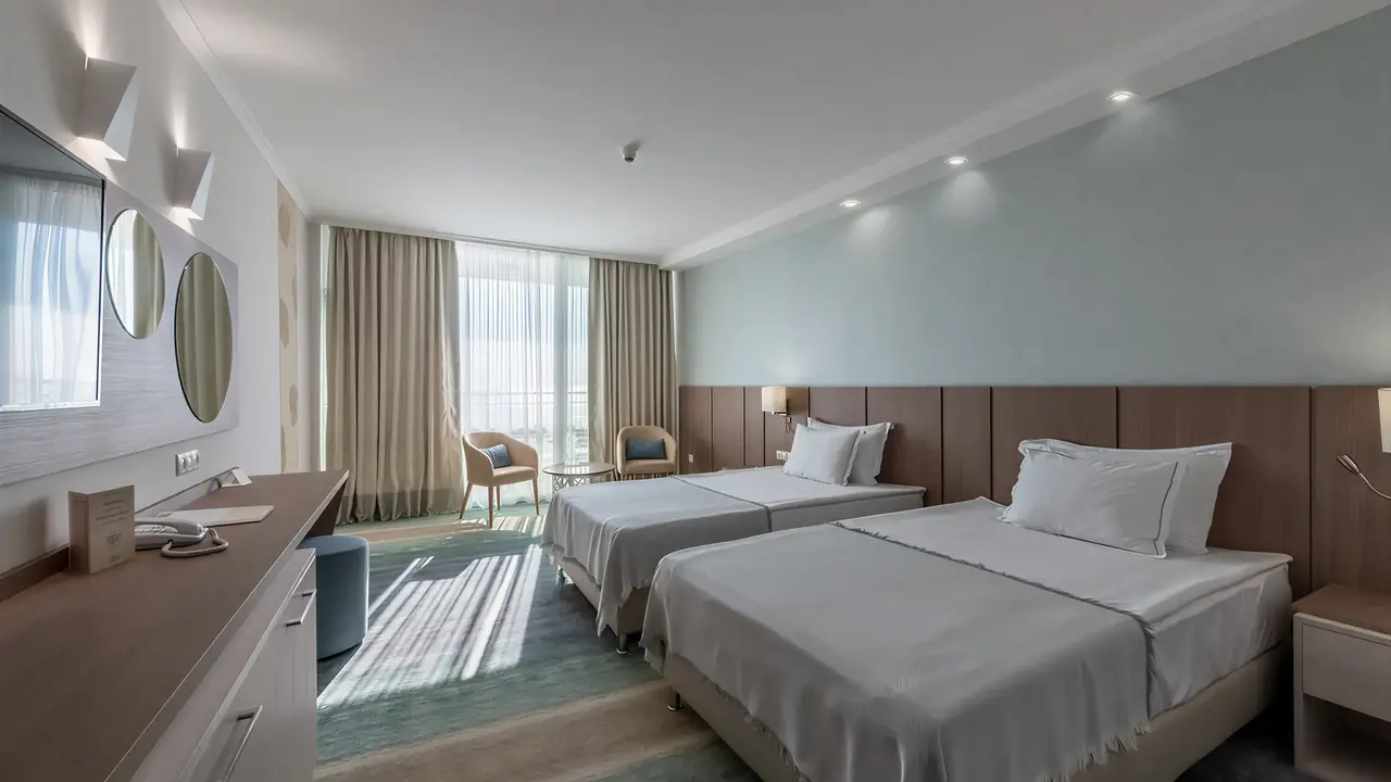 Wnętrze pokoju z łóżkami w Sentido Neptun Beach