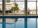 Basen w hotelu Sentido Neptun Beach z widokiem na taras