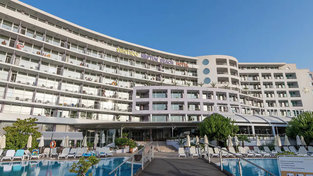 Elewacja i basen w hotelu Sentido Neptun Beach