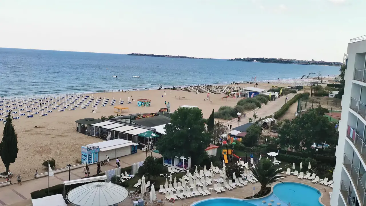 Widok na plażę i basen w Sentido Neptun Beach