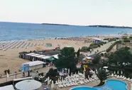 Widok na plażę i basen w Sentido Neptun Beach