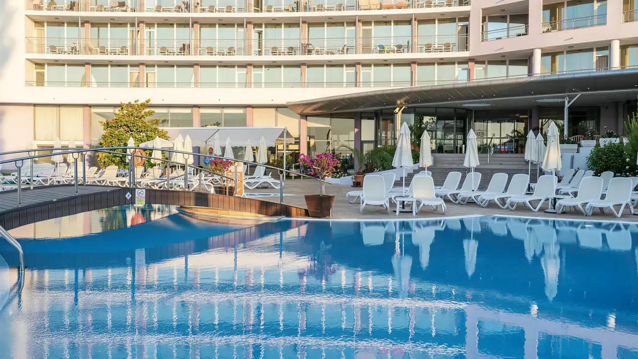 Basen i leżaki w hotelu Sentido Neptun Beach