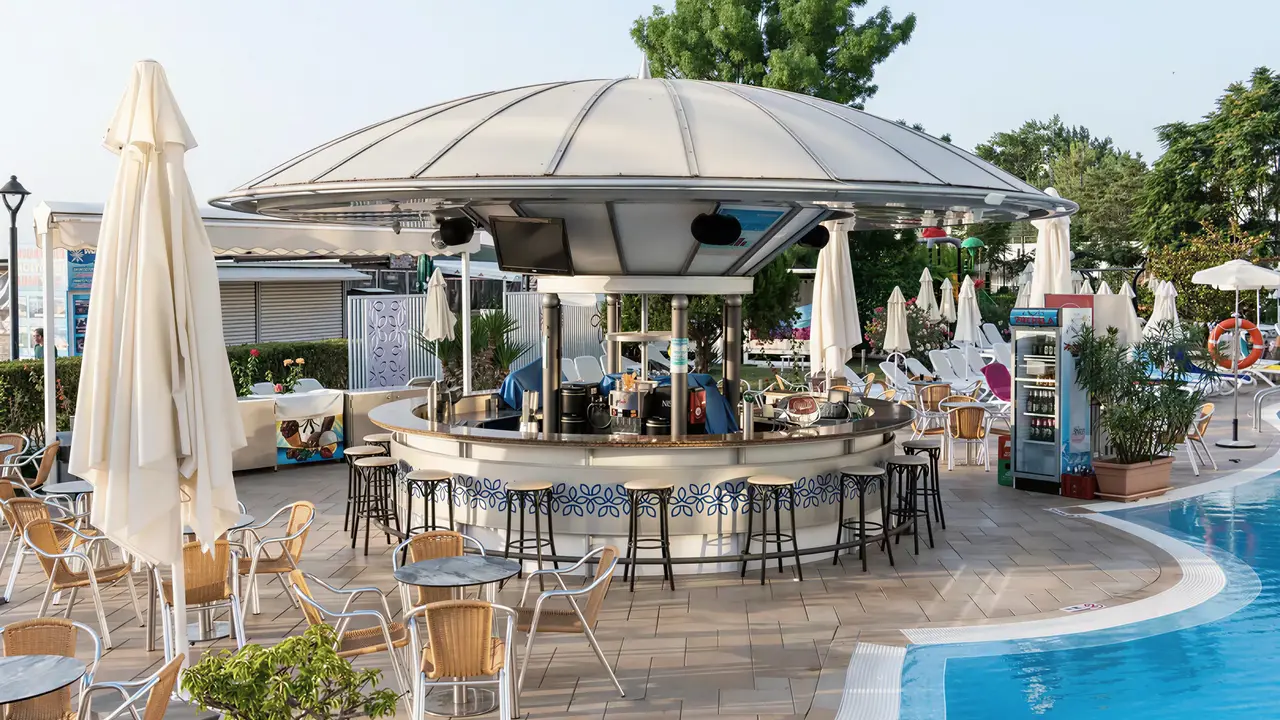 Bar przy basenie w hotelu Sentido Neptun Beach