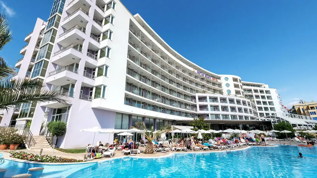 Budynek i basen w Sentido Neptun Beach