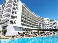 Budynek i basen w Sentido Neptun Beach