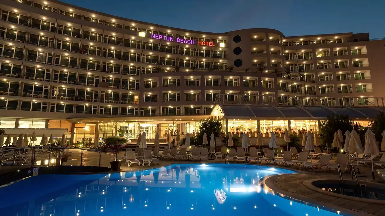 Wieczorny widok na budynek Sentido Neptun Beach i basen