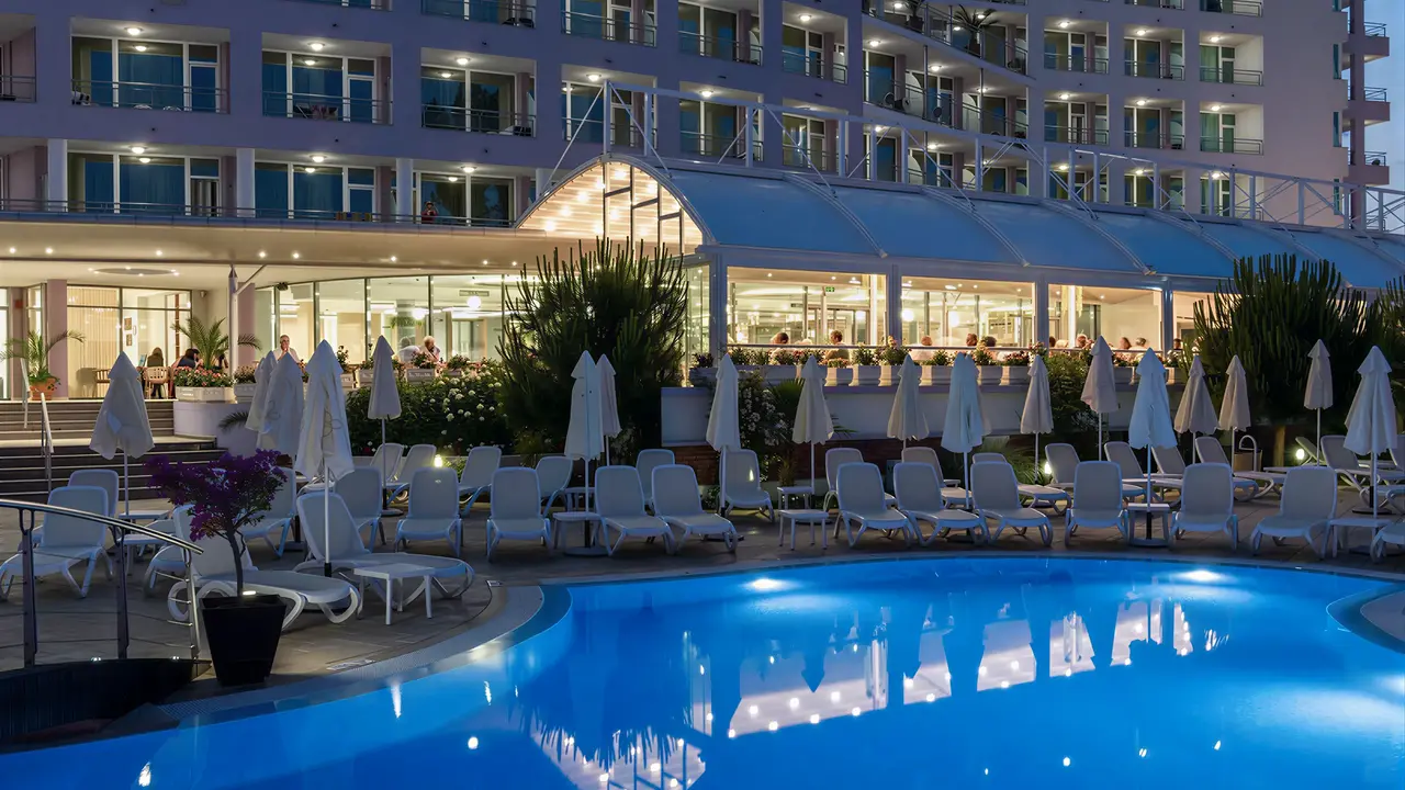 Basen z leżakami w hotelu Sentido Neptun Beach