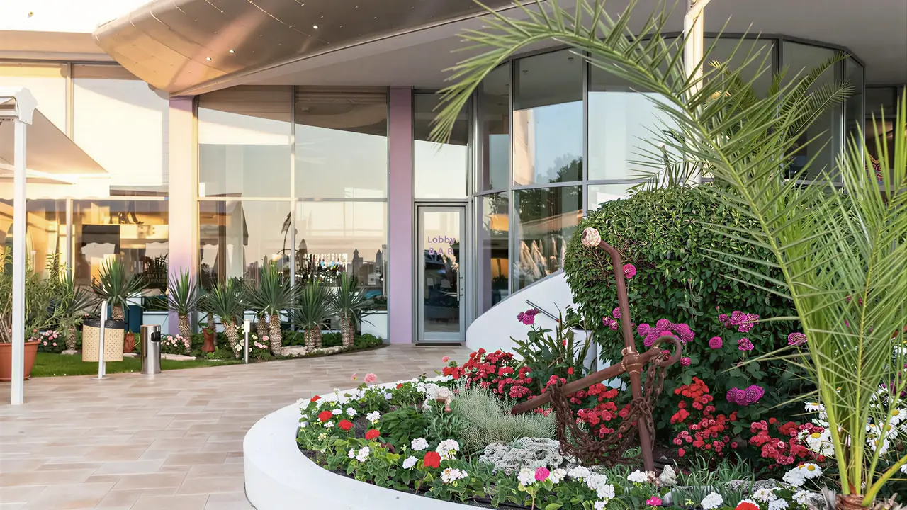 Nowoczesna fasada i wejście do Sentido Neptun Beach