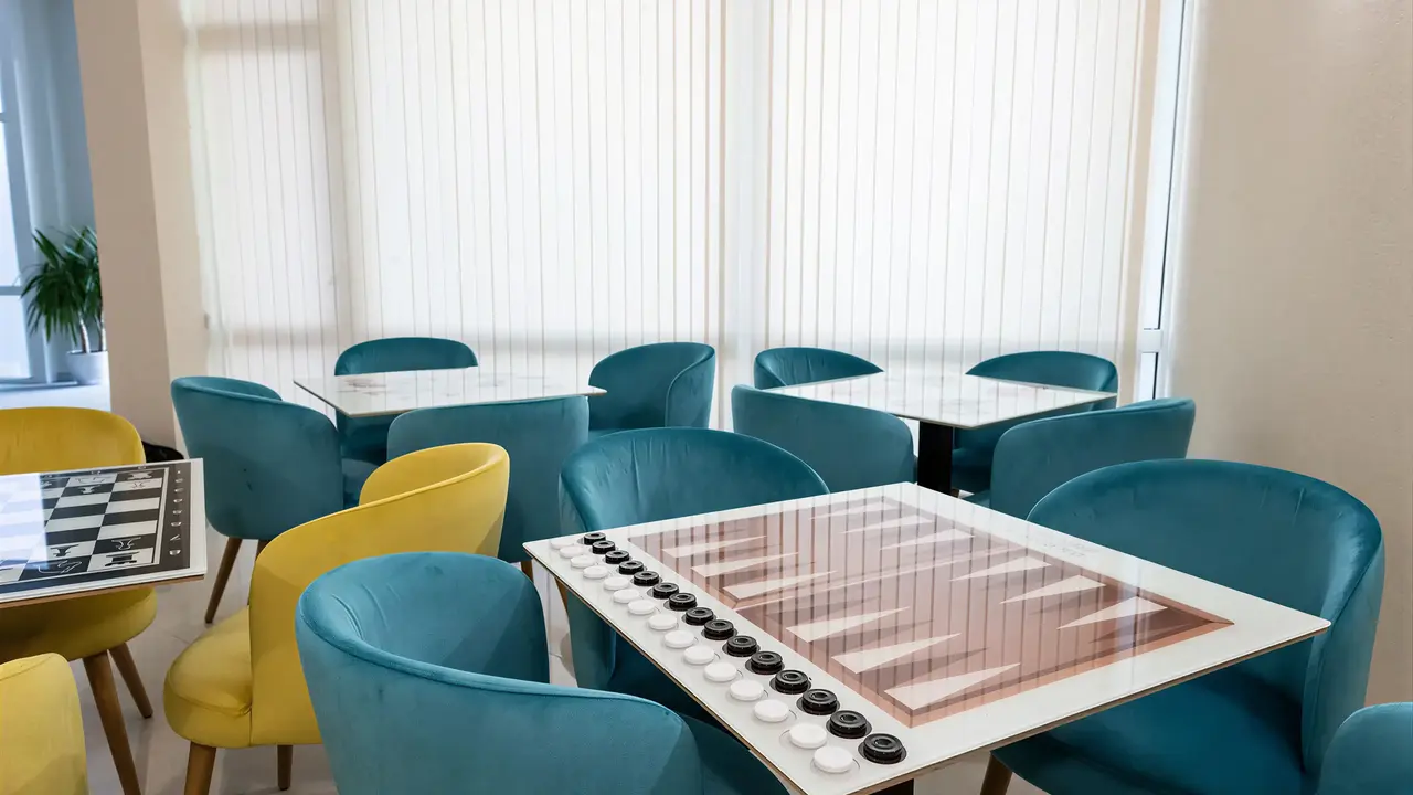 Sala gier w Sentido Neptun Beach z planszówkami
