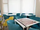 Sala gier w Sentido Neptun Beach z planszówkami