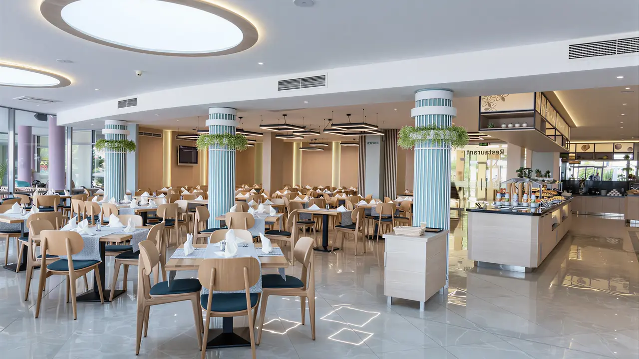 Restauracja z nakrytymi stołami w Sentido Neptun Beach