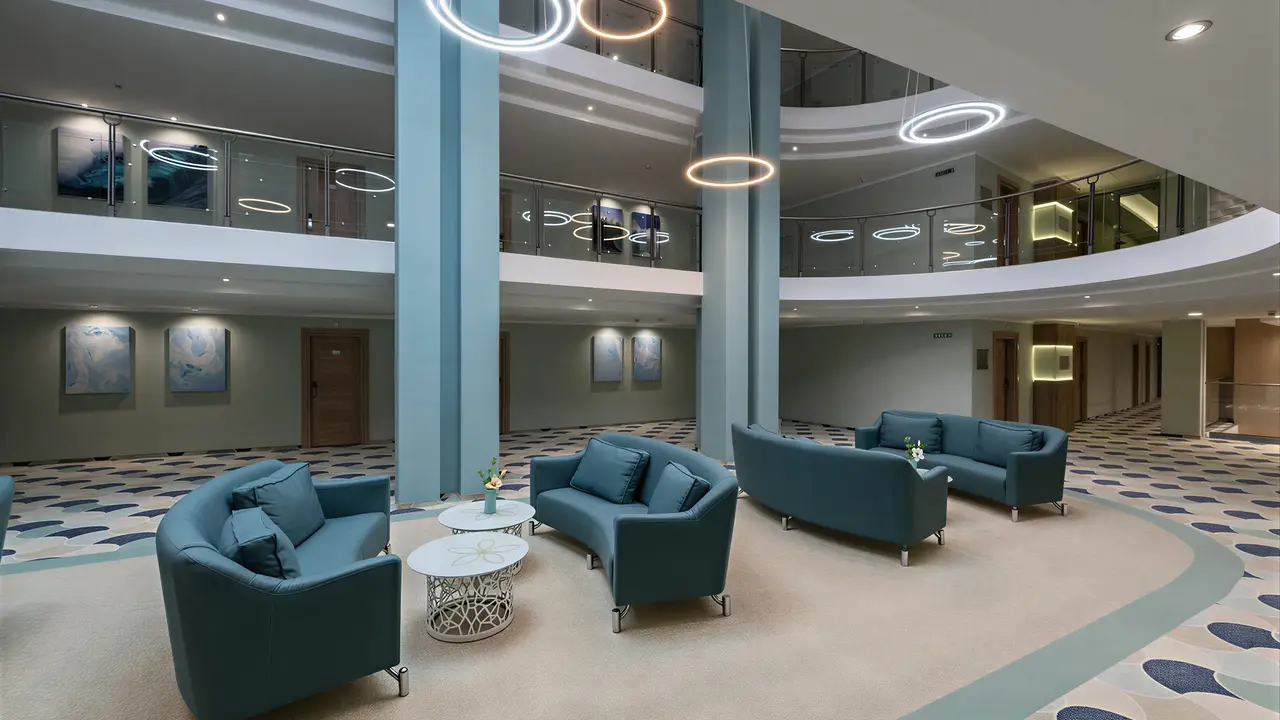 Nowoczesny lobby w Sentido Neptun Beach z niebieskimi sofami