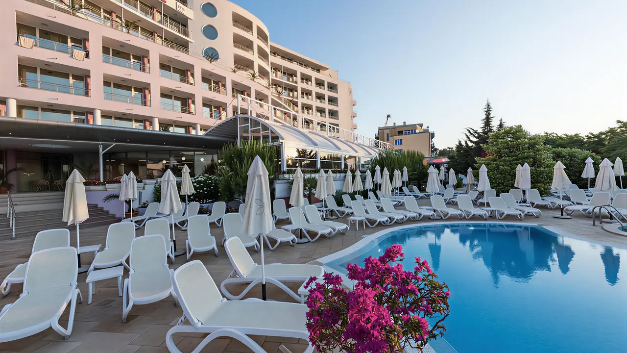 Basen i leżaki w hotelu Sentido Neptun Beach