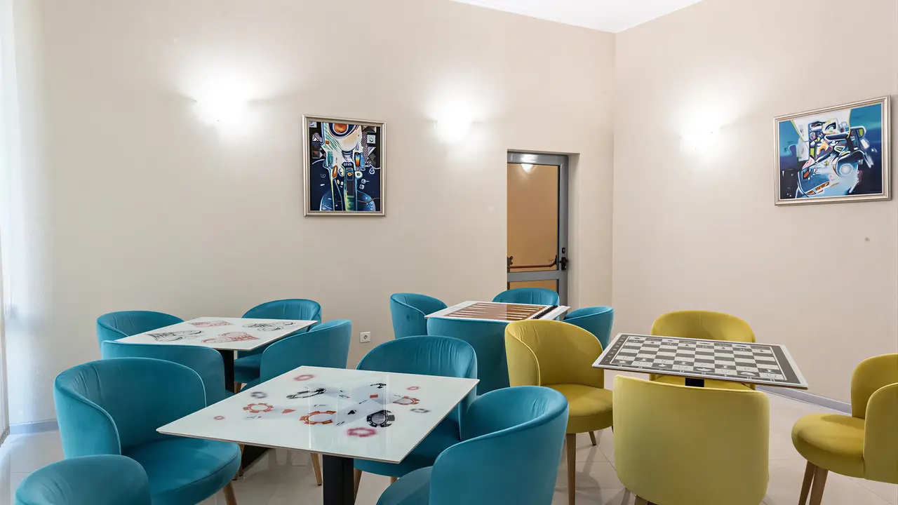 Sala gier w Sentido Neptun Beach z kolorowymi fotelami