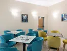 Sala gier w Sentido Neptun Beach z kolorowymi fotelami