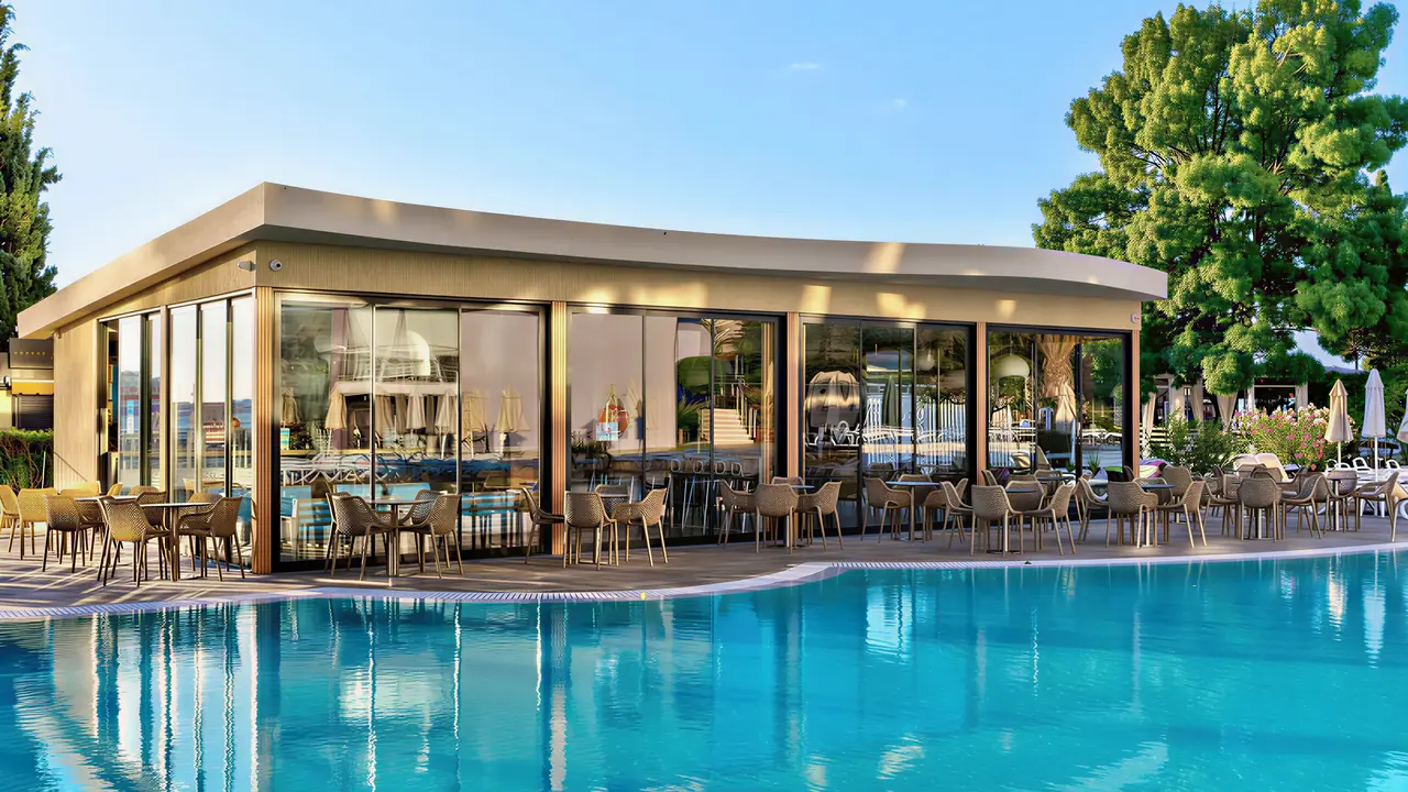 Basen przy restauracji w Sentido Neptun Beach