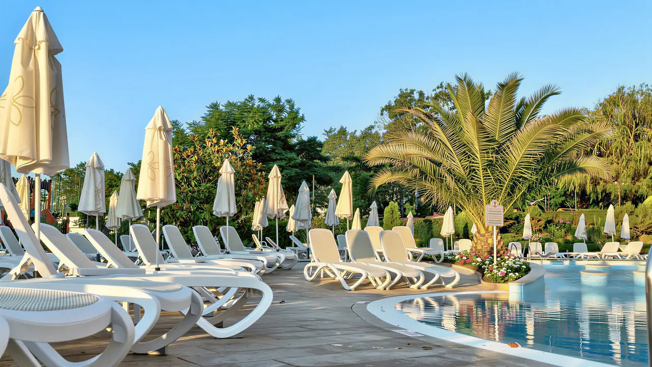 Basen i leżaki w hotelu Sentido Neptun Beach