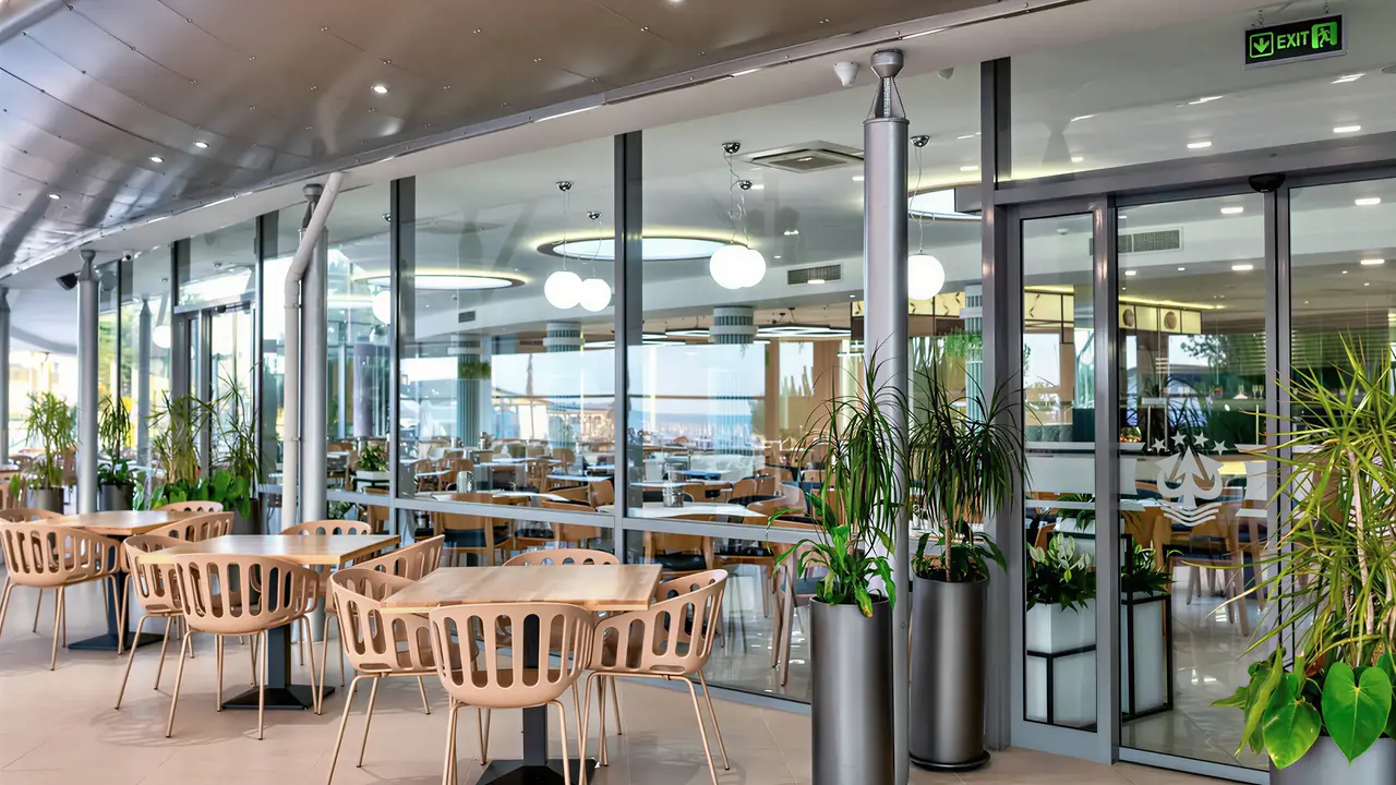 Restauracja w Sentido Neptun Beach z nowoczesnymi stolikami
