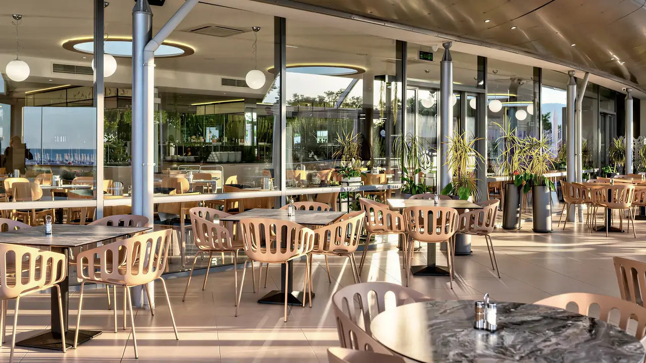 Stolik i krzesła w restauracji Sentido Neptun Beach