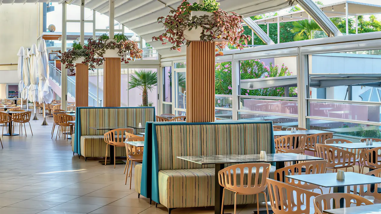 Restauracja w Sentido Neptun Beach z nowoczesnymi meblami
