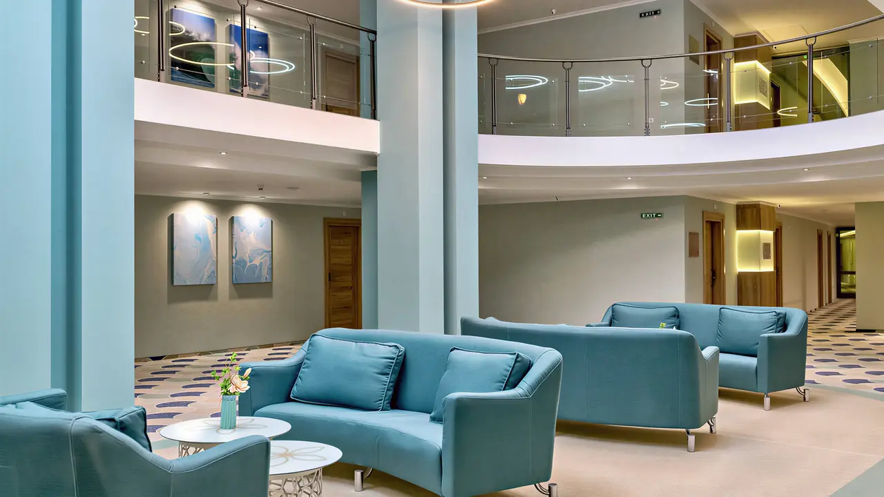 Nowoczesne wnętrze lobby w Sentido Neptun Beach