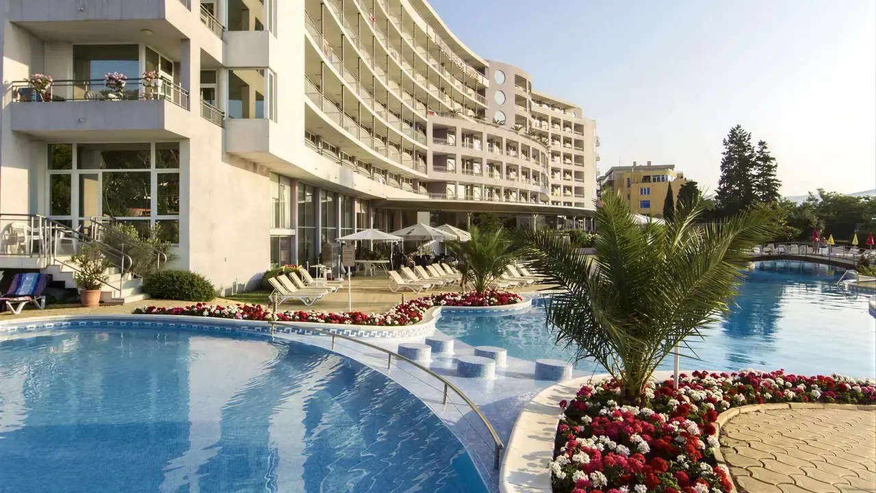 Basen z leżakami przy hotelu Sentido Neptun Beach