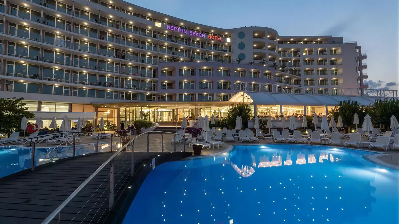 Budynek i basen w Sentido Neptun Beach