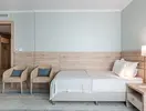 Pokój z łóżkiem i fotelami w Sentido Neptun Beach