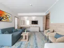 Nowoczesny salon w pokoju gościnnym Sentido Neptun Beach