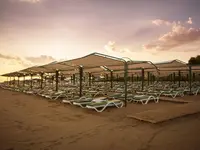 Leżaki pod zadaszeniem na plaży w Sentido Turan Prince