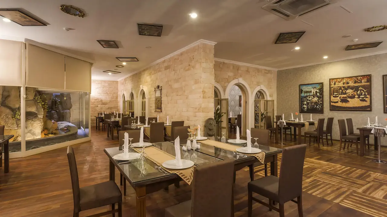 Restauracja w Sentido Turan Prince z ustawionymi stołami