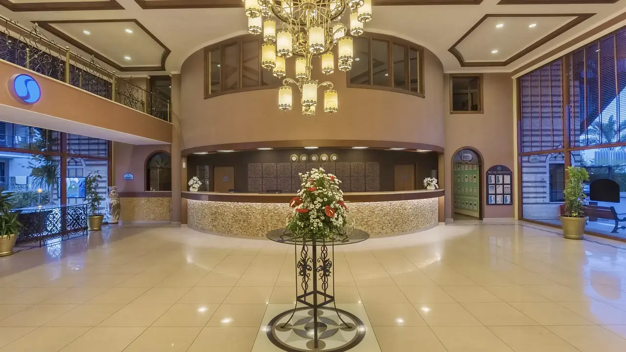 Recepcja w hotelu Sentido Turan Prince z dużym żyrandolem