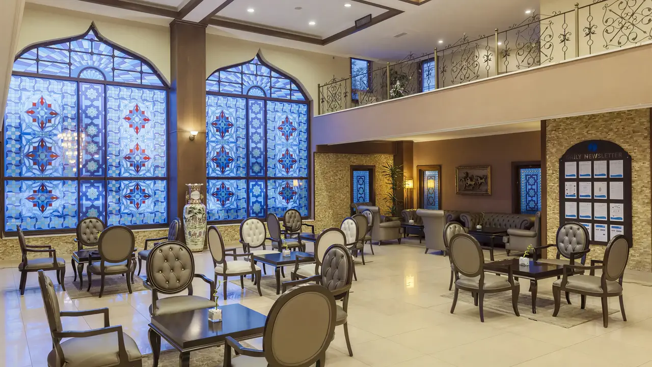 Wnętrze eleganckiego lobby w Sentido Turan Prince