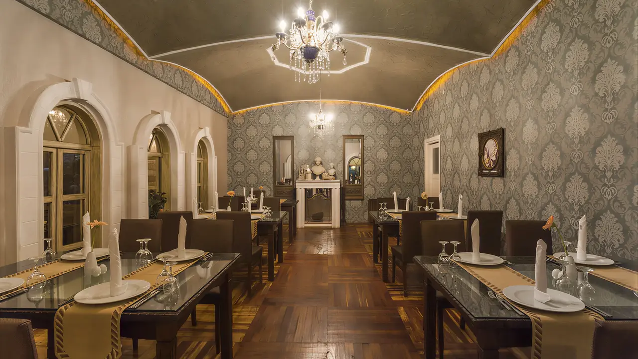 Elegancka restauracja w Sentido Turan Prince z nakrytymi stołami