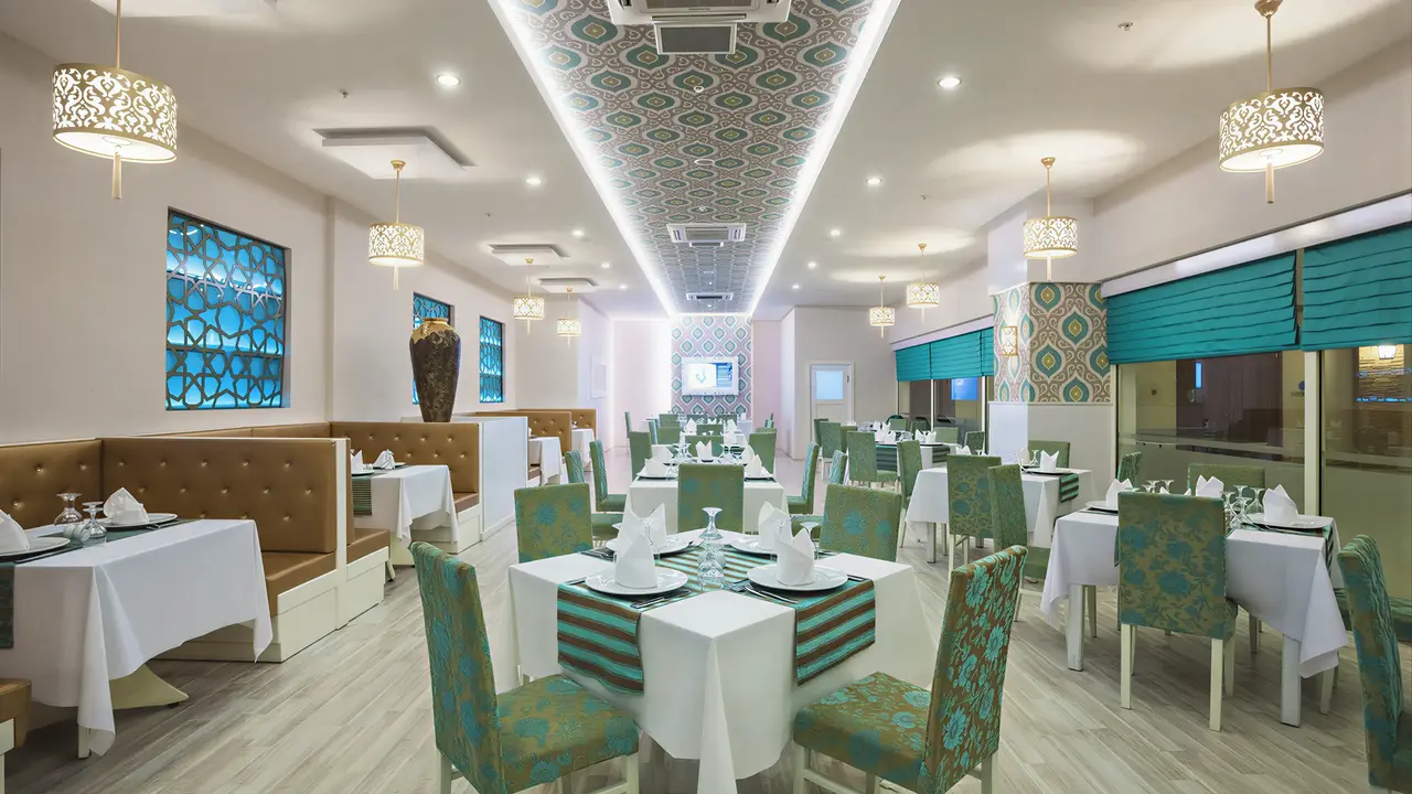 Restauracja w Sentido Turan Prince z nakrytymi stołami