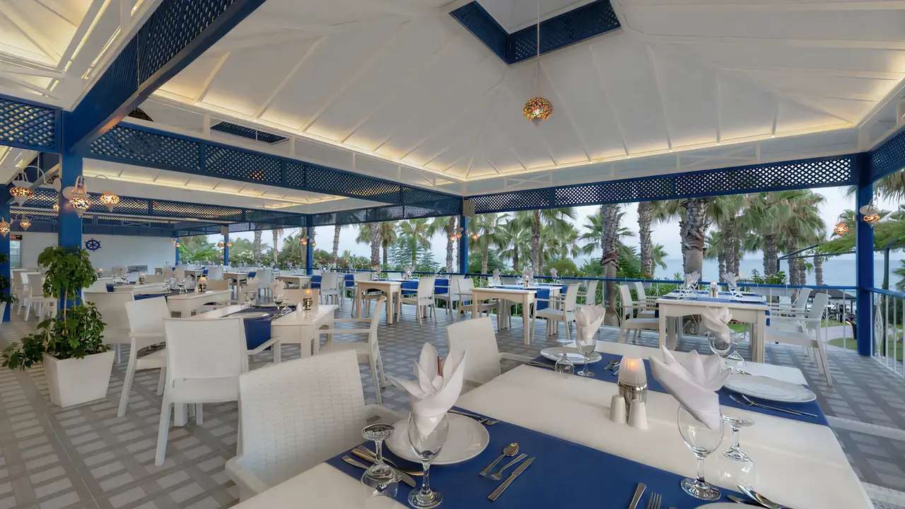 Restauracja w Sentido Turan Prince z widokiem na palmy