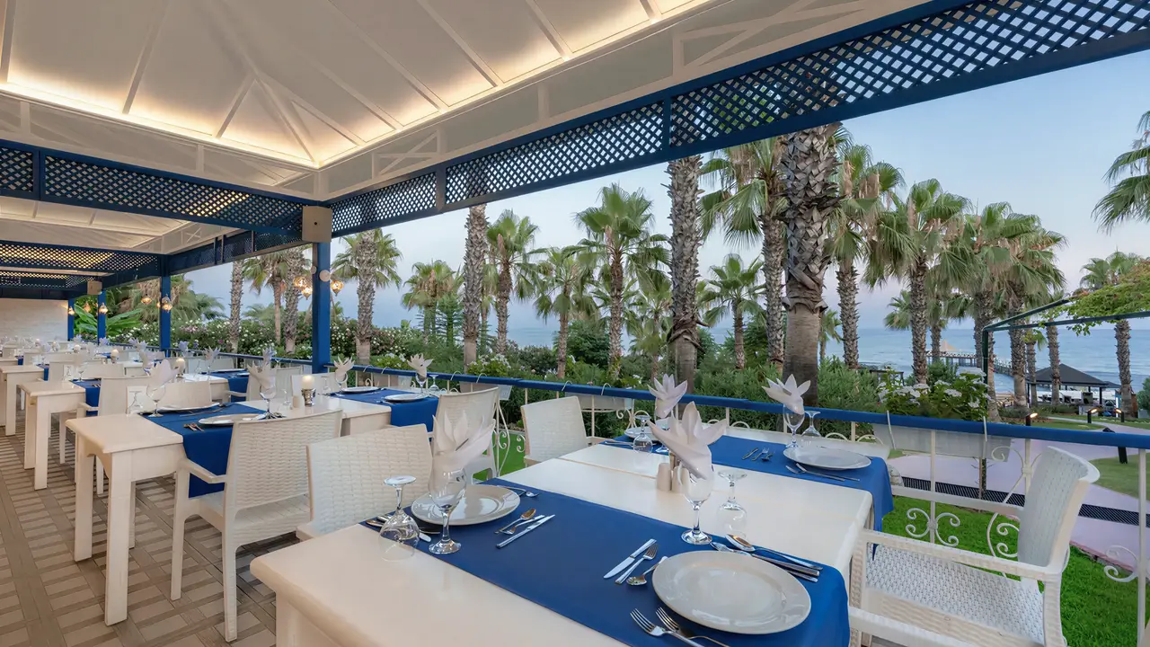 Restauracja w Sentido Turan Prince z widokiem na palmy