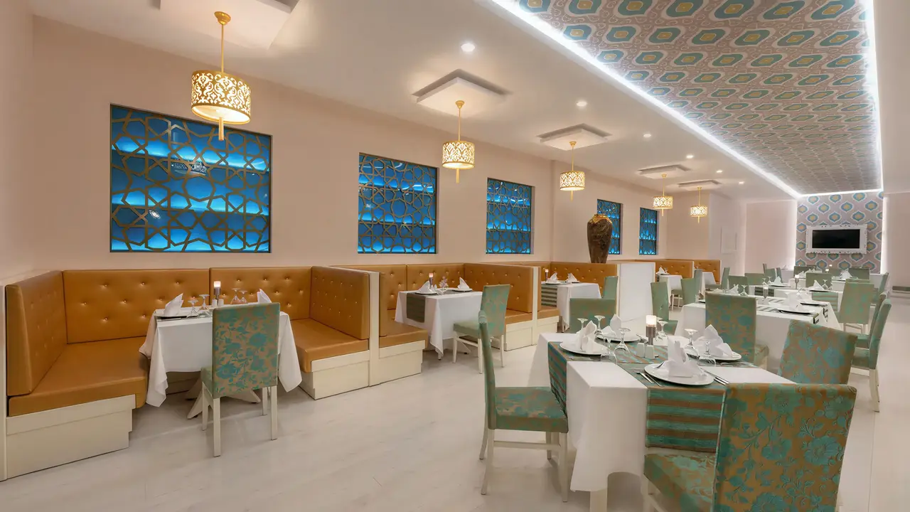 Elegancka restauracja w Sentido Turan Prince z nakrytymi stołami