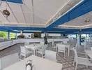 Jasna restauracja w Sentido Turan Prince z białymi stolikami