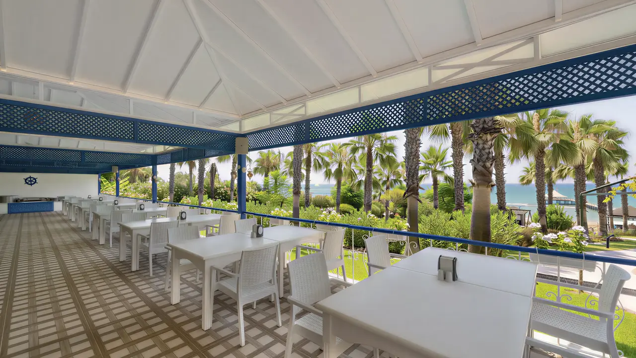 Restauracja w Sentido Turan Prince z widokiem na palmy