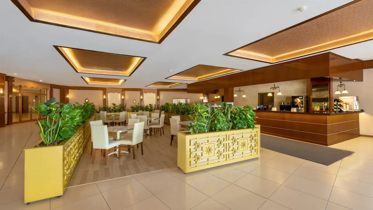 Restauracja w Sentido Turan Prince z białymi krzesłami