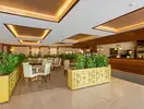 Restauracja w Sentido Turan Prince z białymi krzesłami