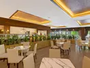 Restauracja w Sentido Turan Prince z białymi krzesłami i stolikami