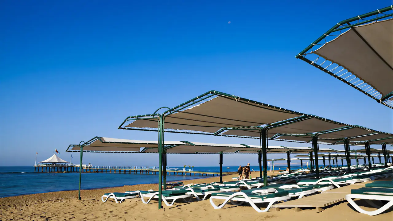 Leżaki pod zadaszeniami na plaży Sentido Turan Prince