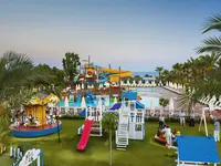 Park wodny w Sentido Turan Prince z kolorowymi zjeżdżalniami